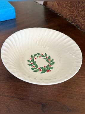 VTG SCIO Japan Holly Christmas Swirl Scalloped 8 3/4" Serving Vegetable Bowl